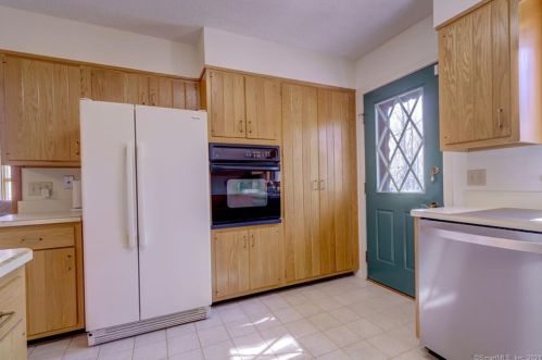 5 Bramble Bush Dr, Niantic CT  06357-1802 exterior