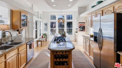 154 Navajo Ln, Topanga CA  90290-4451 exterior