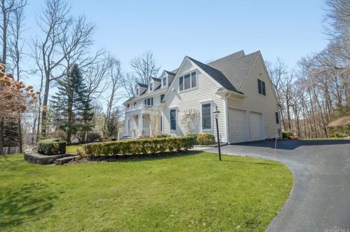 35 Londonderry Ln, Somers Town, NY 10589-2902