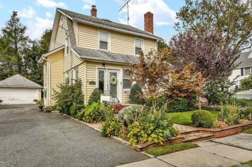 155 Tremont St, Westbury, NY 11590-3121