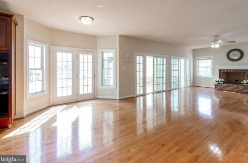 7337 Hooes Rd, Springfield VA 22152-3704 exterior