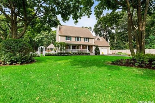 23 Smith St, Center Moriches, NY 11934-2523