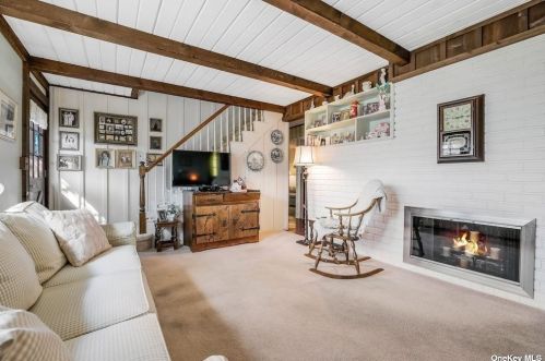 34 Flagstone Ln, Westbury NY  11590-6531 exterior