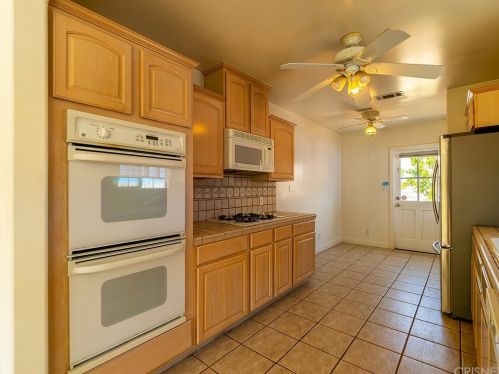 17935 Rosita St, Van Nuys CA 91316-4217 exterior