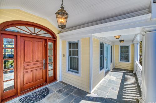 33 Gateway Dr, Great Neck, NY 11021-1821