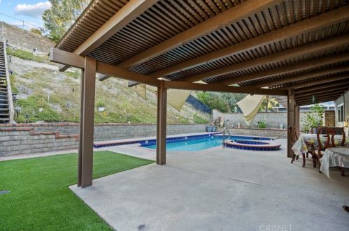 27025 Las Mananitas Dr, Santa Clarita CA  91354-2205 exterior
