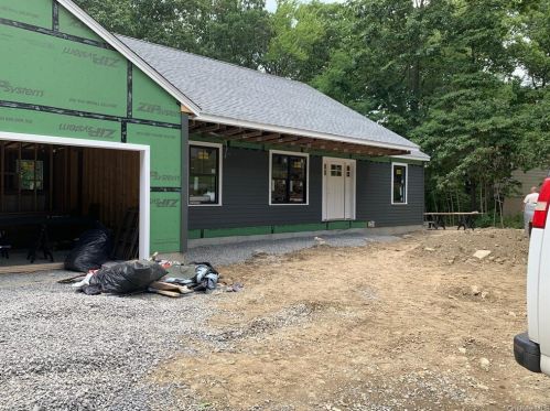 107 Roosevelt Rd, Hyde Park, NY 12538-2327