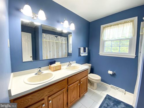 5 Wortham Ct, Bear DE  19701-2060 exterior