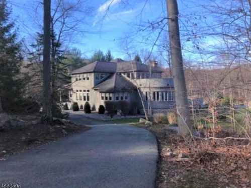 825 Shore Dr, Kinnelon, NJ 07405-2119