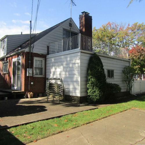 2 Oak Dr, New Hyde Park, NY 11040-3315