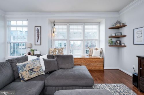 7009 Darbey Knoll Dr, Gainesville VA  20155-3634 exterior