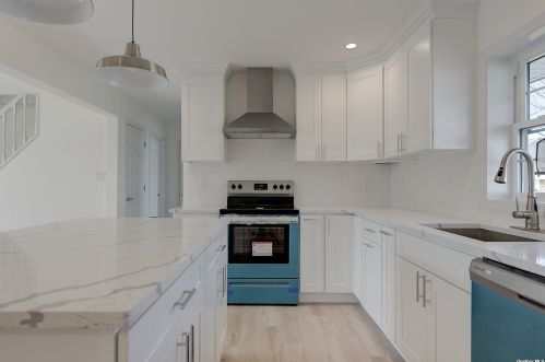 27 Walnut Ln, Hicksville NY  11801-5737 exterior