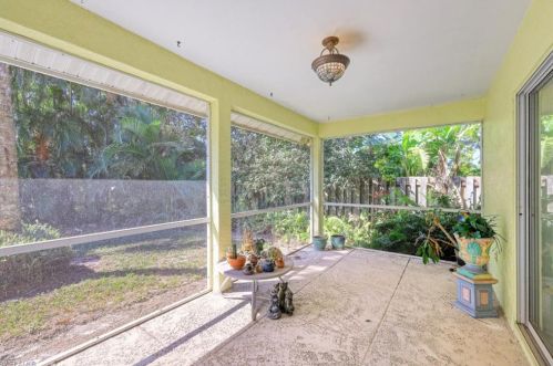 812 102nd Ave, Naples, FL 34108-3215