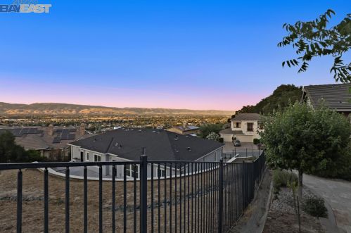 8765 Wild Iris Dr, Gilroy CA  95020-7935 exterior