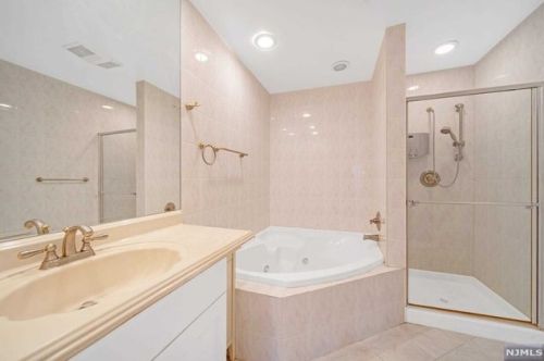 97 Suleski Ct, Mahwah NJ  07430-2961 exterior