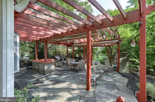 6411 Devonshire Hts Rd, Harrisburg PA 17111-4818 exterior