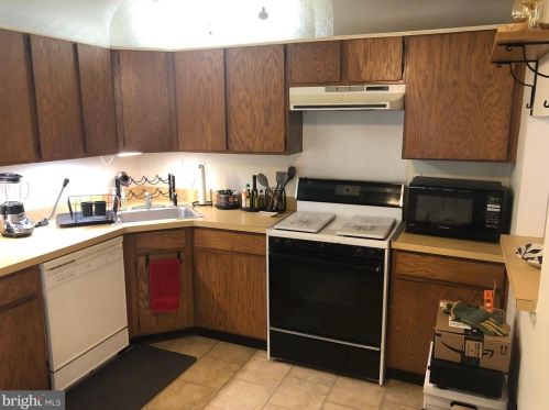 7 Holly Ct, Trenton NJ  08619-4631 exterior