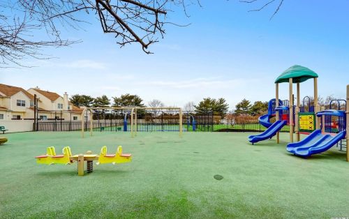 127 Cinnamon Ct, Huntington Station NY  11747-8711 exterior