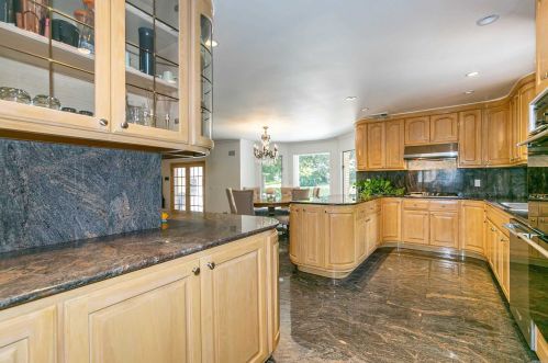 18 Linden Ln, Westbury NY  11568-1610 exterior