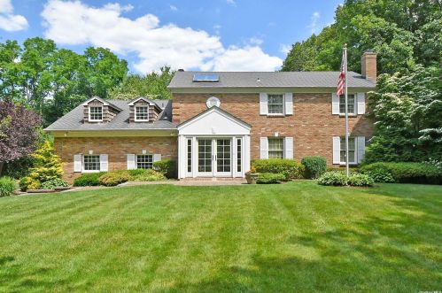 39 Wildwood Dr, Huntington Station, NY 11746-6040