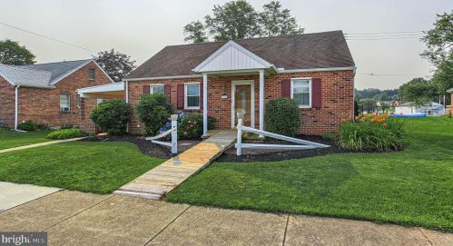 211 3rd St, Mount Wolf, PA 17347-6707