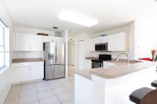 3136 176 Ter, Hollywood FL 33029-5556 exterior