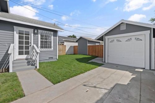 2436 Adriatic Ave, Long Beach CA 90810-3313 exterior