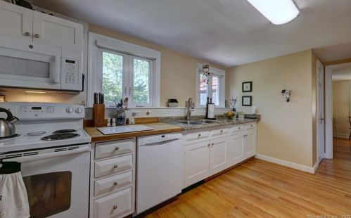 15 Whitney Ridge Ter, North Haven, CT 06473-4363