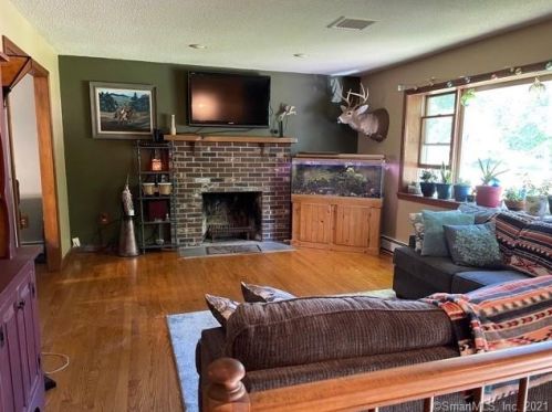15 Lena Dr, Uncasville CT  06382-1405 exterior
