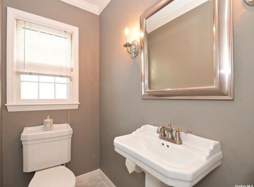39 Elm St, Great Neck NY  11021-1940 exterior