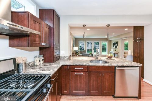 3027 Crane Dr, Falls Church VA  22042-3004 exterior