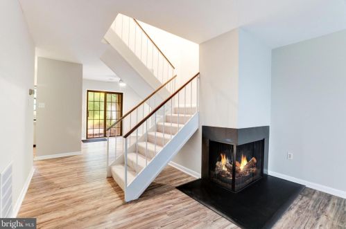 2053 Headlands Cir, Herndon VA  20191-3642 exterior