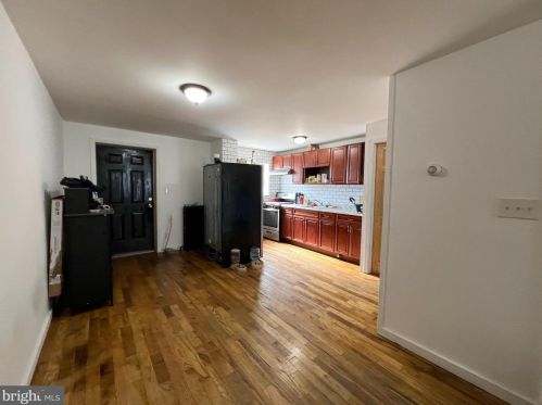 6810 Guyer Ave, Philadelphia PA 19142-2518 exterior