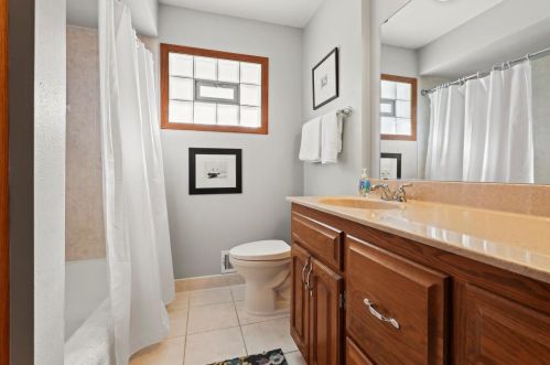 5353 Lakeview Dr, Greendale WI 53129-1930 exterior