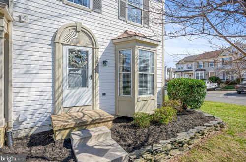 302 Hedgestone Ter, Leesburg VA  20176-4842 exterior