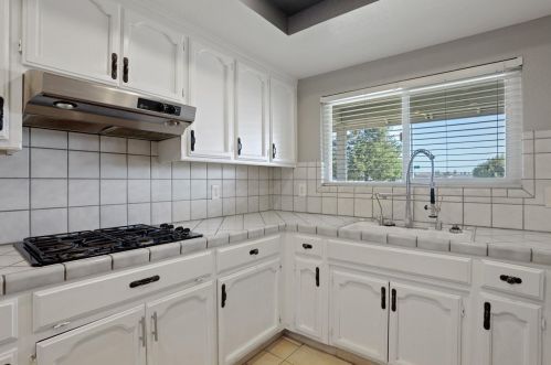 696 Tahoe St, Manteca CA  95337-6853 exterior