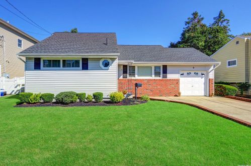 9 Jeffrey Ln, Babylon, NY 11703-2309