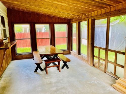 90 Briggs Ln, Tiverton RI  02878-2406 exterior