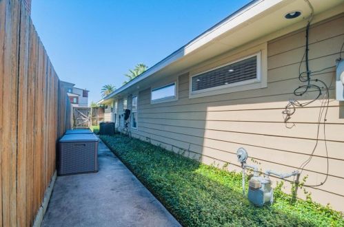 1708 Byu Shr Dr, Galveston TX 77551-4333 exterior