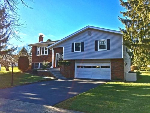 5517 Meadow Dr, Orefield, PA 18069-9044