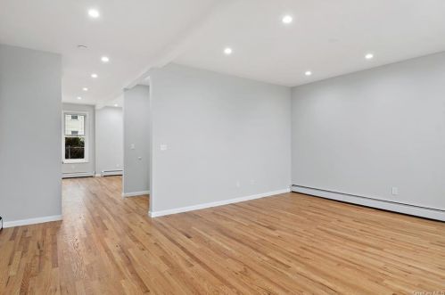 425 238th St, Bronx, NY 10470-1701