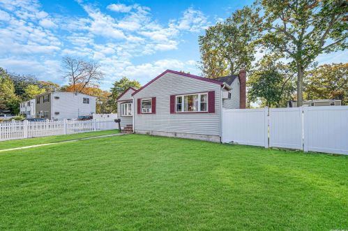 186 Parkway Blvd, Wheatley Heights NY  11798-4306 exterior