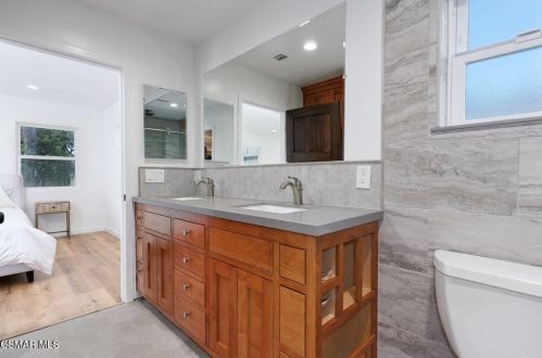 14363 Collins St, Van Nuys CA 91316-1030 exterior