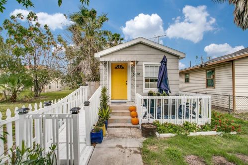5520 Bernardo De Galvez Ave, Galveston, TX 77551