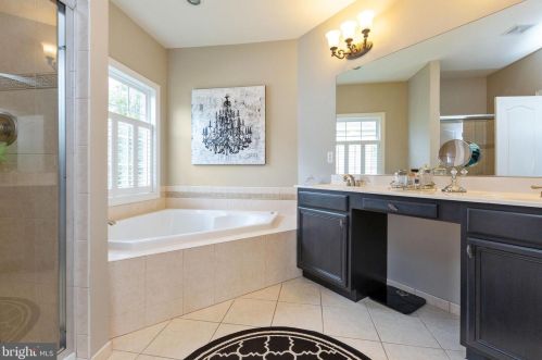 19277 Crk Fld Cir, Leesburg VA  20176-1621 exterior