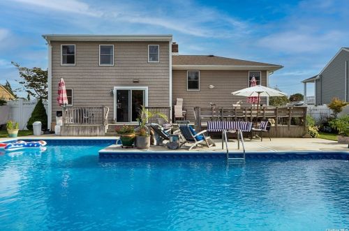 505 Bay 5th St, West Islip, NY 11795-4709