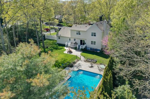 81 Drew Dr, Eastport, NY 11941-1334