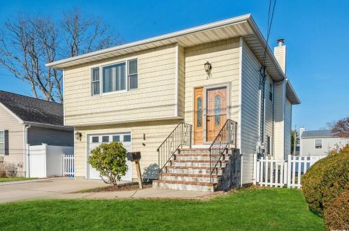 235 Farmers Ave, North Lindenhurst, NY 11757-1815