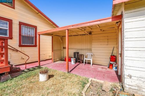 8100 Hillside St, Oakland CA 94603-1921 exterior