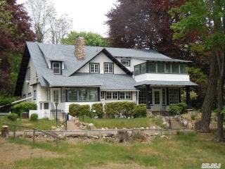 12 Prospect St, Shoreham, NY 11786-1055